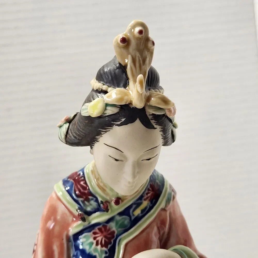 Shiwan Chinese Wucai Porcelain Seated Court Lady Figurine Moving Bracelet #75